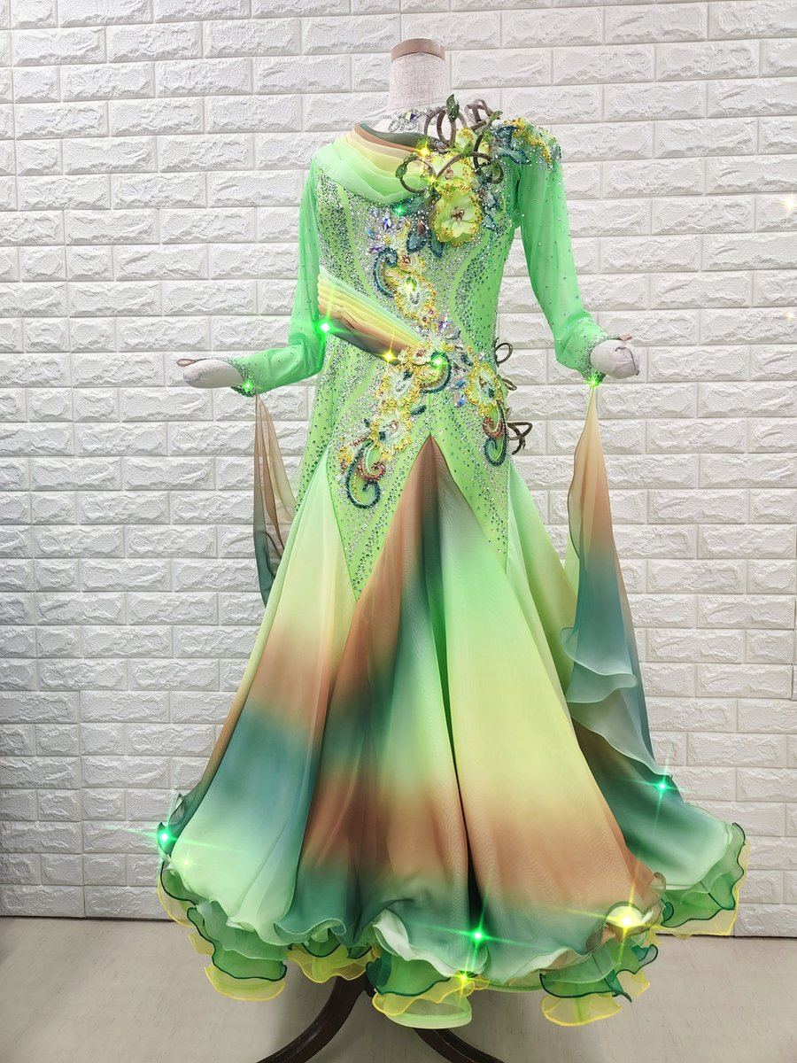 新作ドレス入荷です💕 絶妙な配色のグラデーション 立体的なモチーフ