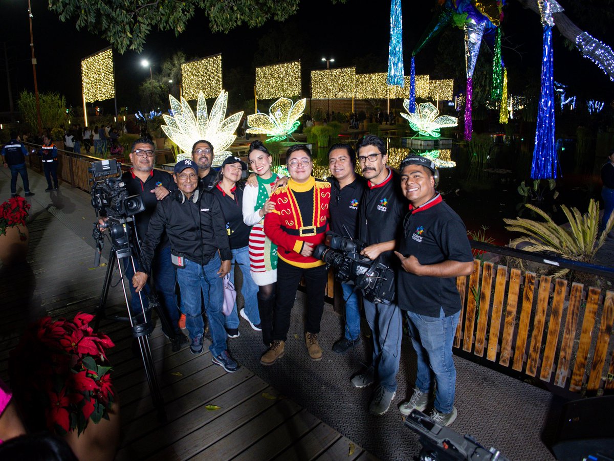 cortv's tweet photo. A través de nuestras señales acompañamos el encendido del pino, un momento lleno de luz, música y sonrisas que reunió a familias oaxaqueñas en un ambiente de alegría y comunidad. https://t.co/8hqKSZA5bJ