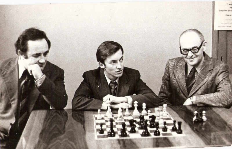 JustChessSports's tweet image. Unknown date

Efim Geller, Anatoly Karpov and Semyon Furman (01 December 1920 - 17 March 1978)

Photo: V. Kutyrev 

chesspro.ru/thesaurus/kape… 

#chess #ajedrez #scacchi #schach #echecs #xadrez