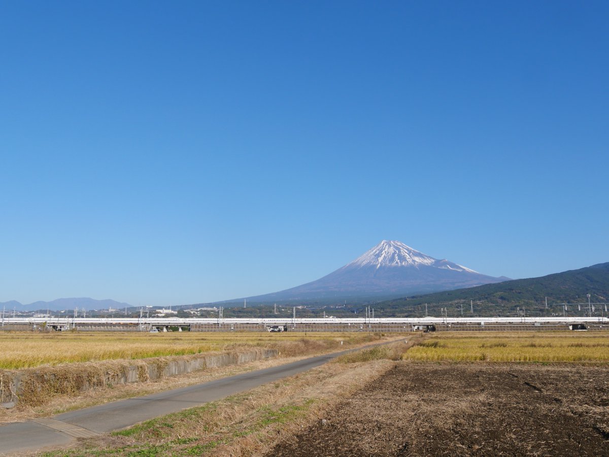 FukadenOfficial's tweet photo. お疲れ様です🍵
冬の #富士山 になってきました🗻　 
#エアコン2027年問題
メディアでついに登場してきましたね。
電気業界も以前から関心の的です。
駆け込み需要
2026年はエアコン注���殺到なるか…
気になるところです

#イマソラ 
#企業公式がお疲れ様を言い合う 
#企業公式が地元の天気を言い合う https://t.co/wgYA1808a1