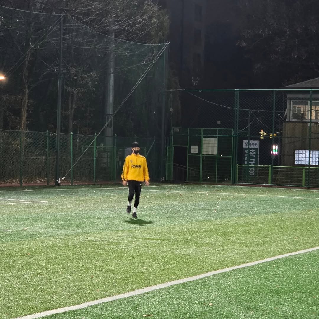 mi__ral's tweet image. 이잉 노랑노랑 겸둥이들😍 꾸준히 축구 하는 두준이 기광이 대단해.. 감기 조심 다치지말고 재밌게 하자💙💚