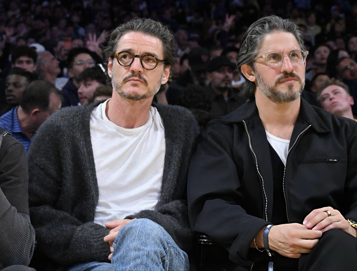 pascalarchive's tweet image. Pedro Pascal with his agent Franklin Latt at the Lakers game tonight