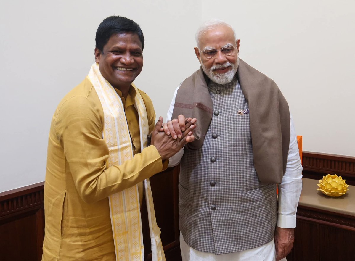 dheersen's tweet image. राजस्थान में मेघराज सिंह शेखावत, झारखंड में एल०बी० सिंह,
छत्तीसगढ़ में वीरेंद्र सिंह तोमर, और अब यूपी में धनंजय सिंह।

जितने भी वजूद वाले राजपूत हैं सब इनकी आंखों में कांटो की तरह चुभते हैं,
राजनीति के अपराधीकरण के खिलाफ हैं 
पर स्वजातीय ढुल्लू महतो इनके लिए संत है!