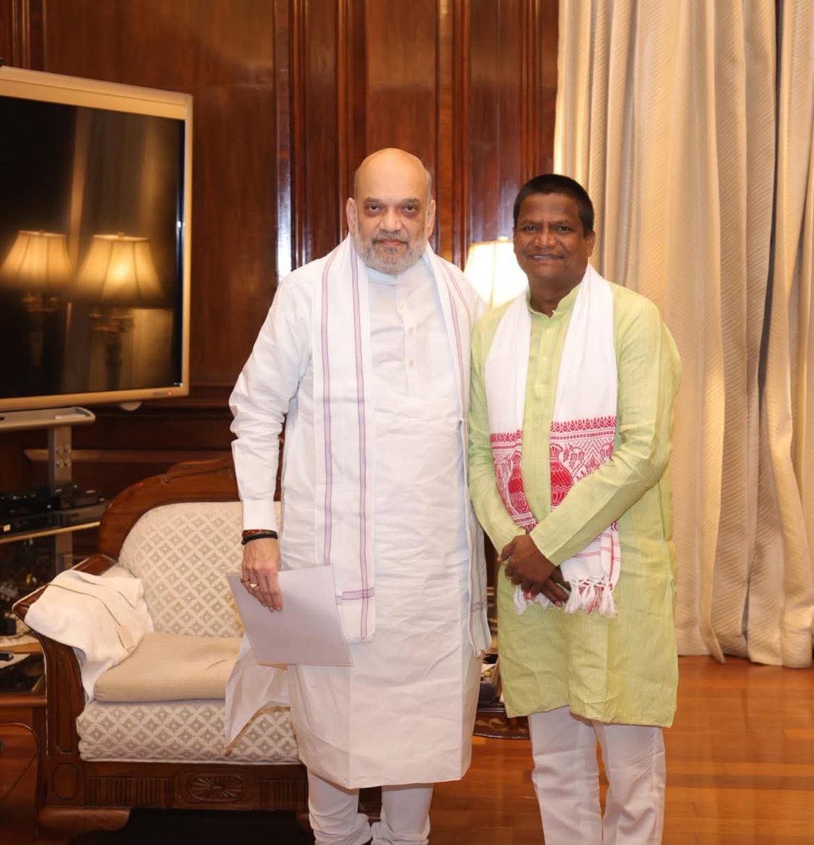 dheersen's tweet image. राजस्थान में मेघराज सिंह शेखावत, झारखंड में एल०बी० सिंह,
छत्तीसगढ़ में वीरेंद्र सिंह तोमर, और अब यूपी में धनंजय सिंह।

जितने भी वजूद वाले राजपूत हैं सब इनकी आंखों में कांटो की तरह चुभते हैं,
राजनीति के अपराधीकरण के खिलाफ हैं 
पर स्वजातीय ढुल्लू महतो इनके लिए संत है!