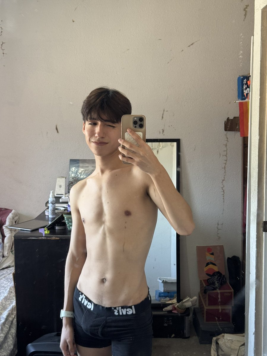 xiko1108's tweet photo. Domingo de estar en underwear https://t.co/mkW6jtXg2A