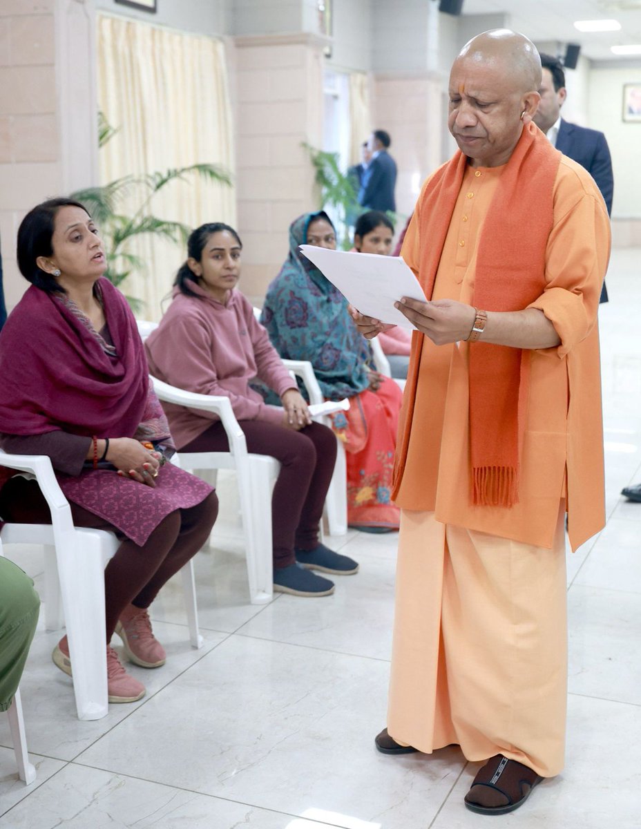 CMOfficeUP's tweet image. जनहित सर्वोपरि...

#UPCM @myogiadityanath जी ने आज जनपद लखनऊ स्थित अपने सरकारी आवास में आयोजित जनता दर्शन में विभिन्न जनपदों से आए लोगों की समस्याएं सुनीं।

मुख्यमंत्री जी ने संबंधित अधिकारियों को जनता की समस्याओं का स्थाई समाधान तत्काल प्रभाव से करने के दिशा-निर्देश दिए।…