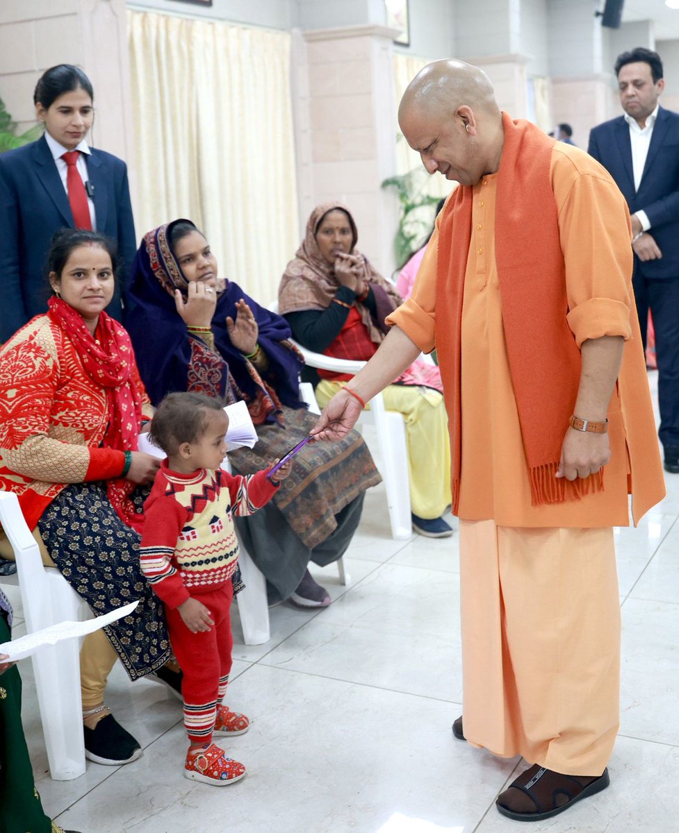 CMOfficeUP's tweet image. जनहित सर्वोपरि...

#UPCM @myogiadityanath जी ने आज जनपद लखनऊ स्थित अपने सरकारी आवास में आयोजित जनता दर्शन में विभिन्न जनपदों से आए लोगों की समस्याएं सुनीं।

मुख्यमंत्री जी ने संबंधित अधिकारियों को जनता की समस्याओं का स्थाई समाधान तत्काल प्रभाव से करने के दिशा-निर्देश दिए।…