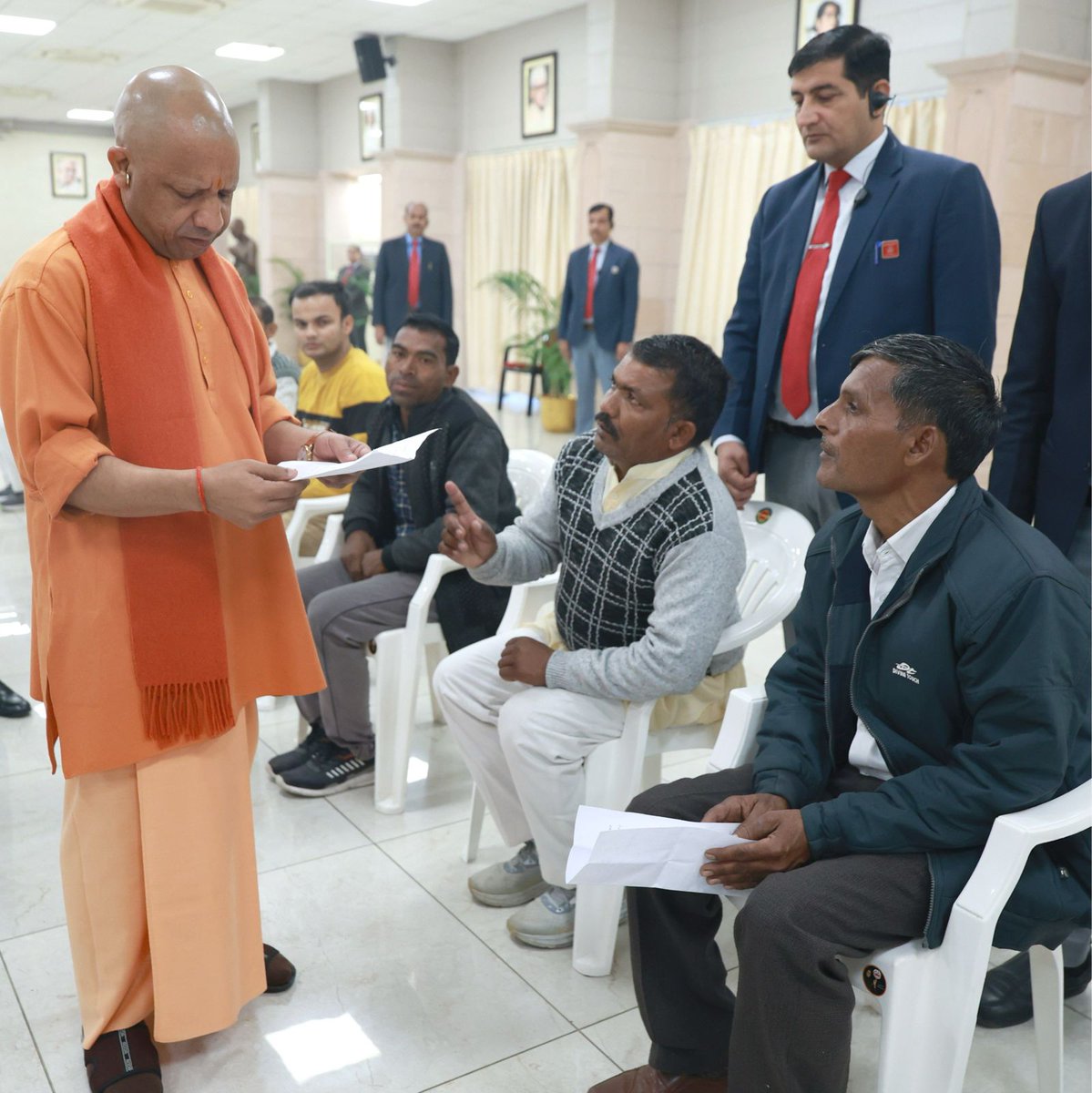 CMOfficeUP's tweet image. जनहित सर्वोपरि...

#UPCM @myogiadityanath जी ने आज जनपद लखनऊ स्थित अपने सरकारी आवास में आयोजित जनता दर्शन में विभिन्न जनपदों से आए लोगों की समस्याएं सुनीं।

मुख्यमंत्री जी ने संबंधित अधिकारियों को जनता की समस्याओं का स्थाई समाधान तत्काल प्रभाव से करने के दिशा-निर्देश दिए।…