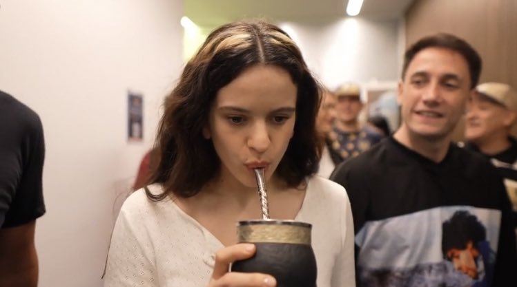 YO MIRANDO UN PUNTO FIJO TANTEANDO SI HAY QUE QUE CAMBIARLE LA YERBA O TIRA UNO MAS