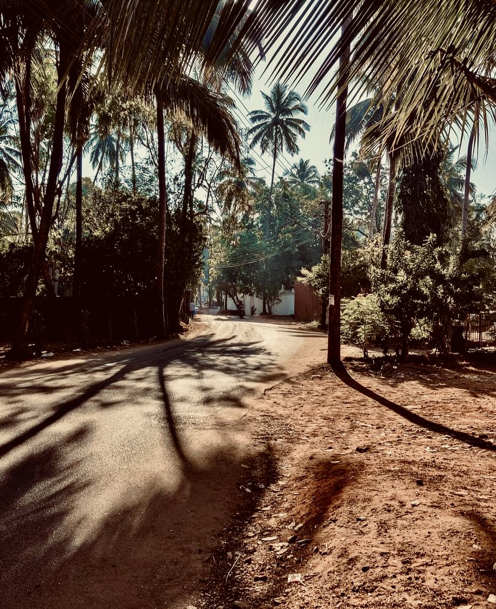 ghazal:
तुमको किसी सूरत तो वफ़ादार करेंगे
हम और नया बुत कोई तैयार करेंगे

क्या जानते थे हम कि छलक जाएँगी आँखें
इस तरह मुहब्बत का वो इज़हार करेंगे

जिस बात पे तुम खिल के हुए जाते हो गुलशन
इक बार नहीं बात वो सौ बार करेंगे

वो आएँगे मालूम है क्या होगा तमाशा
इनकार करेंगे कभी इज़हार