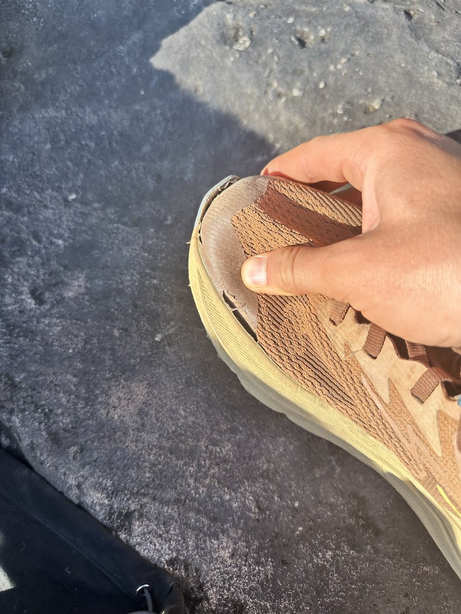 MatthieuBerruet's tweet photo. L'usure n'est pas uniforme. La chaussure droite est clairement défectueuse, ce qui me fait penser à un défaut de fabrication majeur :
La semelle se décolle fortement sur le devant.
Les crampons sont déjà en train de se détacher.
La chaussure gauche, elle, est intacte. https://t.co/e7tE0rFz7R