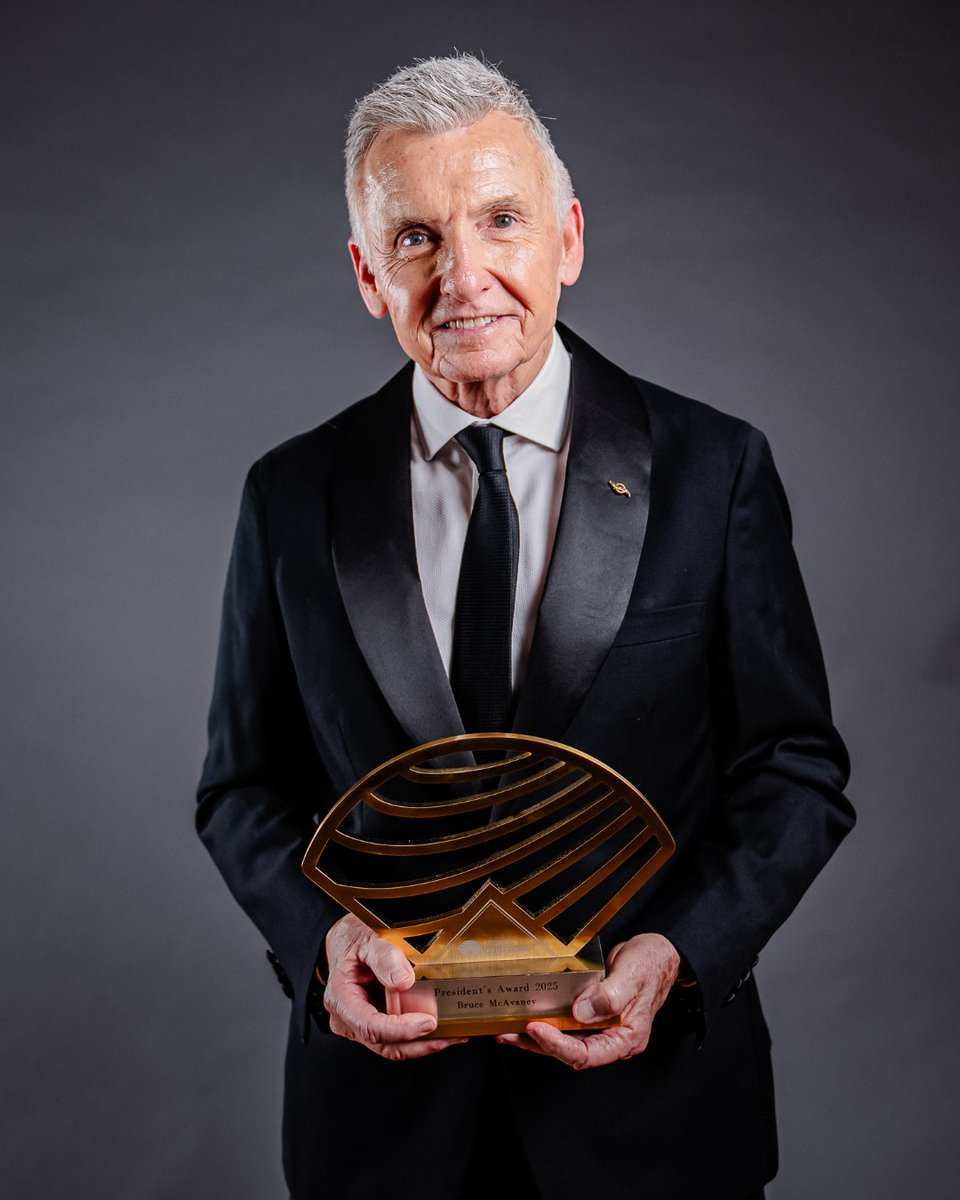 CommGamesAUS's tweet image. 🤩 Nicola Olyslagers is your @WorldAthletics Field Athlete of the Year!

🎤 Meanwhile, legendary broadcaster, Bruce McAvaney OAM, one of the voices of the Games, was recognised with the prestigious President’s Award. 

#CommGamesAUS @AustralianAths #AthleticsAwards