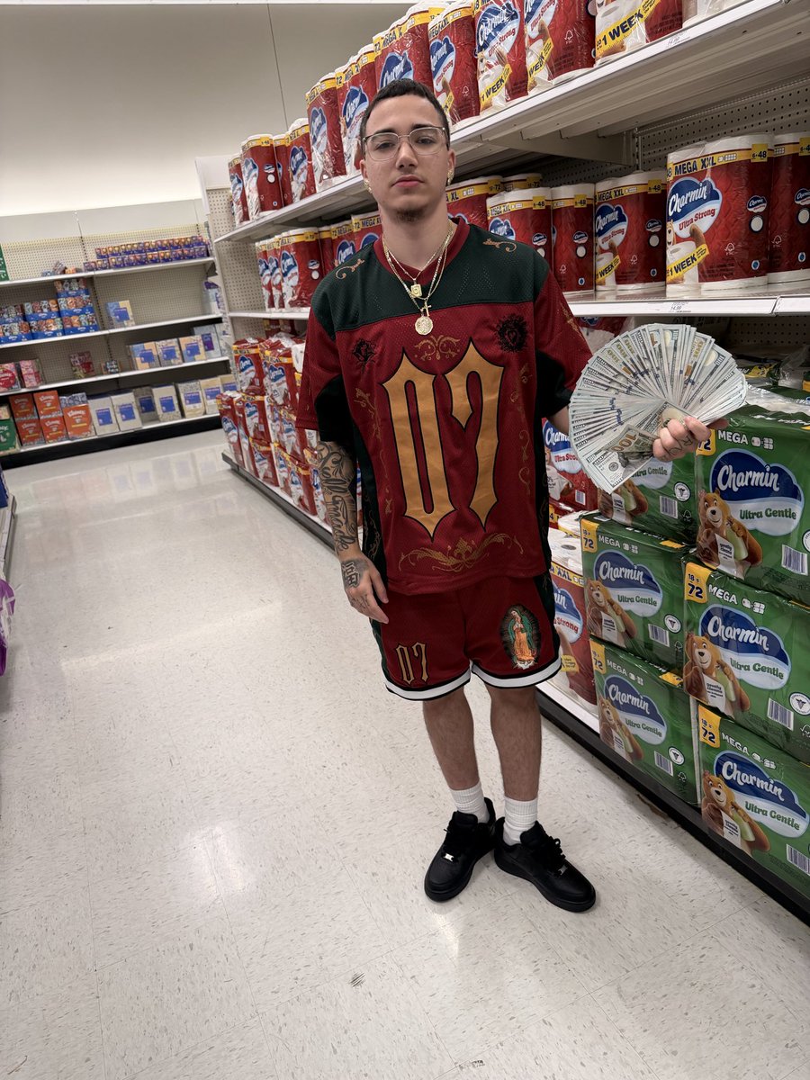 pxpimonte's tweet photo. Bitch I’m the shit, CHARMIN https://t.co/fGBtb4zYCO