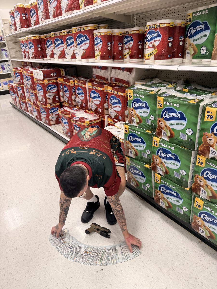 pxpimonte's tweet photo. Bitch I’m the shit, CHARMIN https://t.co/fGBtb4zYCO
