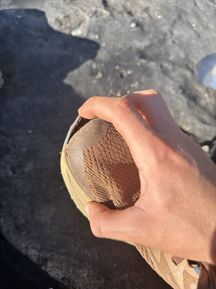 MatthieuBerruet's tweet photo. L'usure n'est pas uniforme. La chaussure droite est clairement défectueuse, ce qui me fait penser à un défaut de fabrication majeur :
> La semelle se décolle fortement sur le devant.
> Les crampons sont déjà en train de se détacher.
> La chaussure gauche, elle, est intacte. https://t.co/5i7DtA5FOf