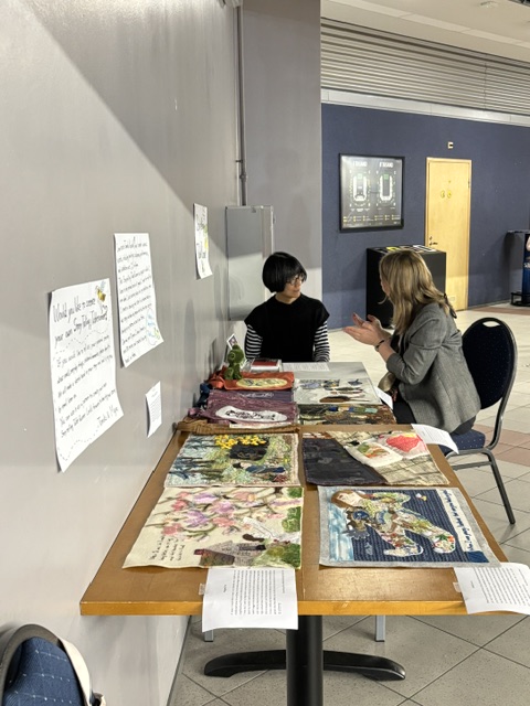 鴻池朋子がエストニア・タリン大学のワークショプに滞在中、Estonian Folk Art and Craft Union主催のエストニア最大の手芸フェアSt. Martin’s Fairにて、おとぎ話研究者の村井まや子さんと共に＜物語るテーブルランナー＞のレクチャーと、現地の方々から新たなお話を集めました。（管理者モモンガ）