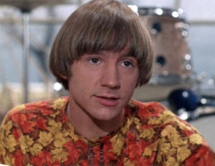 Your #SundaySillies 😂 Enjoy! ❤️~ptfb team
#ShineOn #TorkTorch #MakeEmLaugh

Q:  How do leaves travel?
A:  They use the autumn-mobile

Q:  Why was the pumpkin so confident?
A:  Because it was gourd-geous!

Q: What happens when winter arrives early?
A:  Autumn leaves!