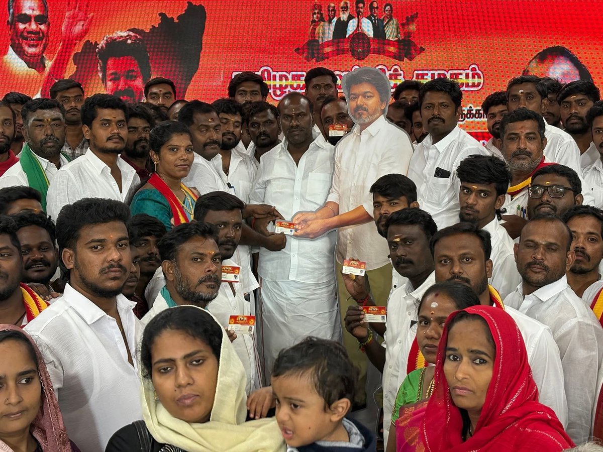 Saattaidurai's tweet image. எனக்கு வேறு வழி தெரியல ஆத்தா மொமென்ட் !

பாவம் கேள்விக்குறிகள் ! 

விஜய் கட் அவுட்டை வைத்து உறுப்பினர் அட்டை வாங்கும் இவர்கள் தமிழக அரசியலின் சாபக்கேடுகள் !