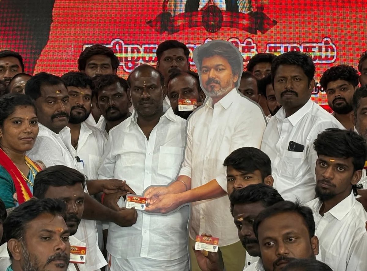 Bacteria_Offl's tweet image. அண்ணன் பனையூர தாண்டி வரமாட்டாருனு தெரிஞ்சு பொம்மையை ரெடி பண்ணிட்டானுங்க... உண்மையிலேயே நீங்க தற்குறி இல்லை ஆச்சரியக்குறிக தான்டா 😂