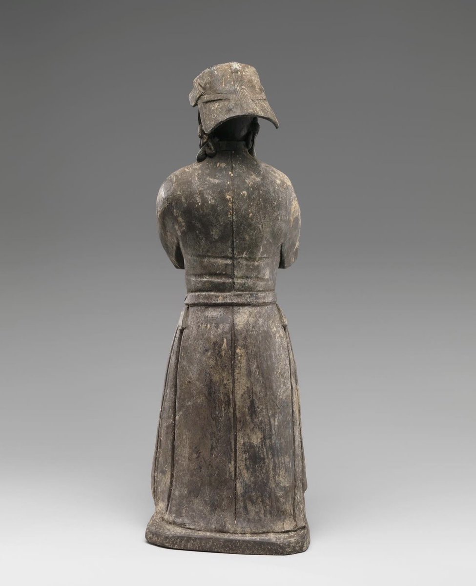 themongolmn's tweet image. 13-р зууны Монголчуудыг анх удаа бодитоор дүрсэлсэн баримал. Хэмжээ нь тийм ч жижиг биш 28.5x 8.2 см хэмжээтэй. 
Өдгөө The Metropolitan Museum of Art, New York музейд хадгалагдаж байна.