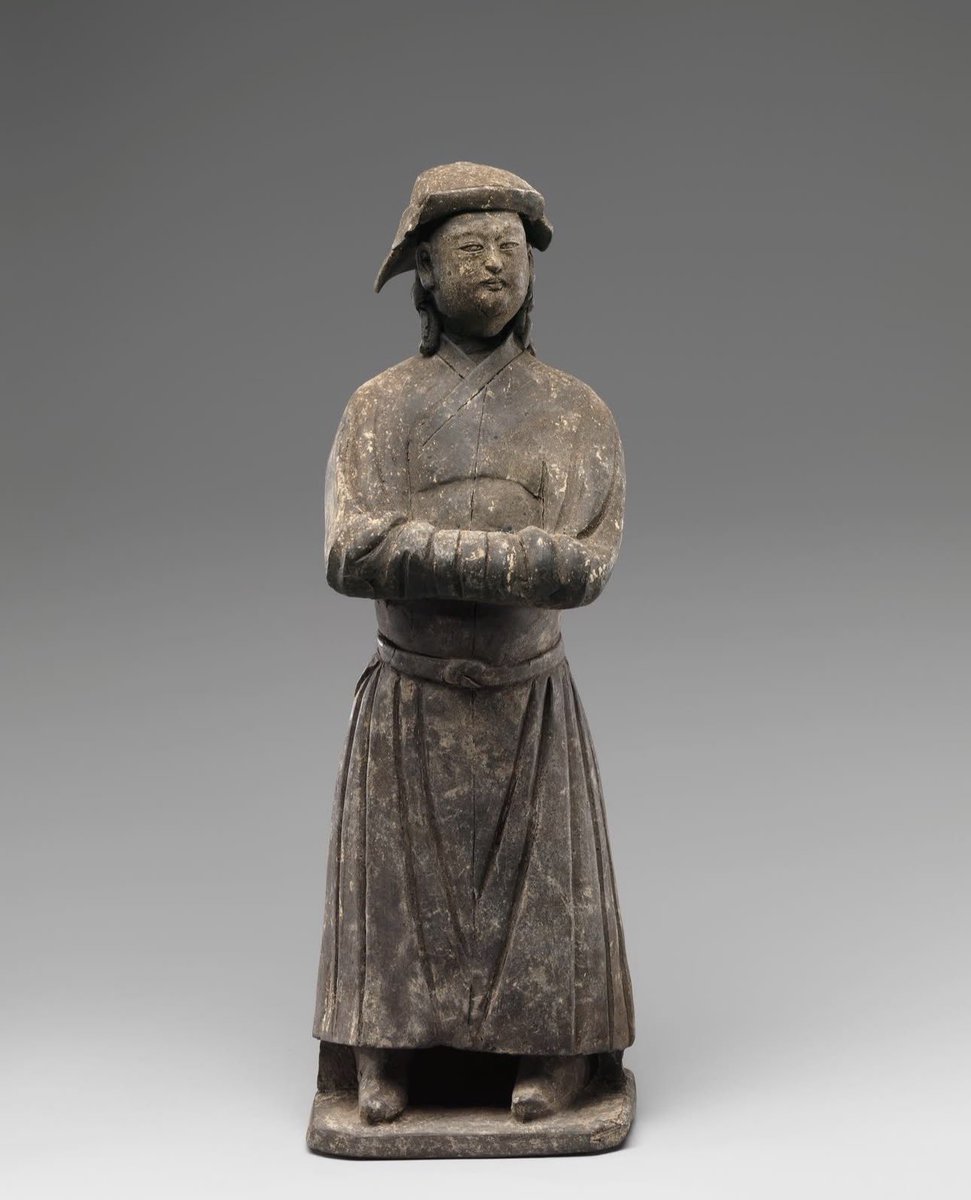 themongolmn's tweet image. 13-р зууны Монголчуудыг анх удаа бодитоор дүрсэлсэн баримал. Хэмжээ нь тийм ч жижиг биш 28.5x 8.2 см хэмжээтэй. 
Өдгөө The Metropolitan Museum of Art, New York музейд хадгалагдаж байна.