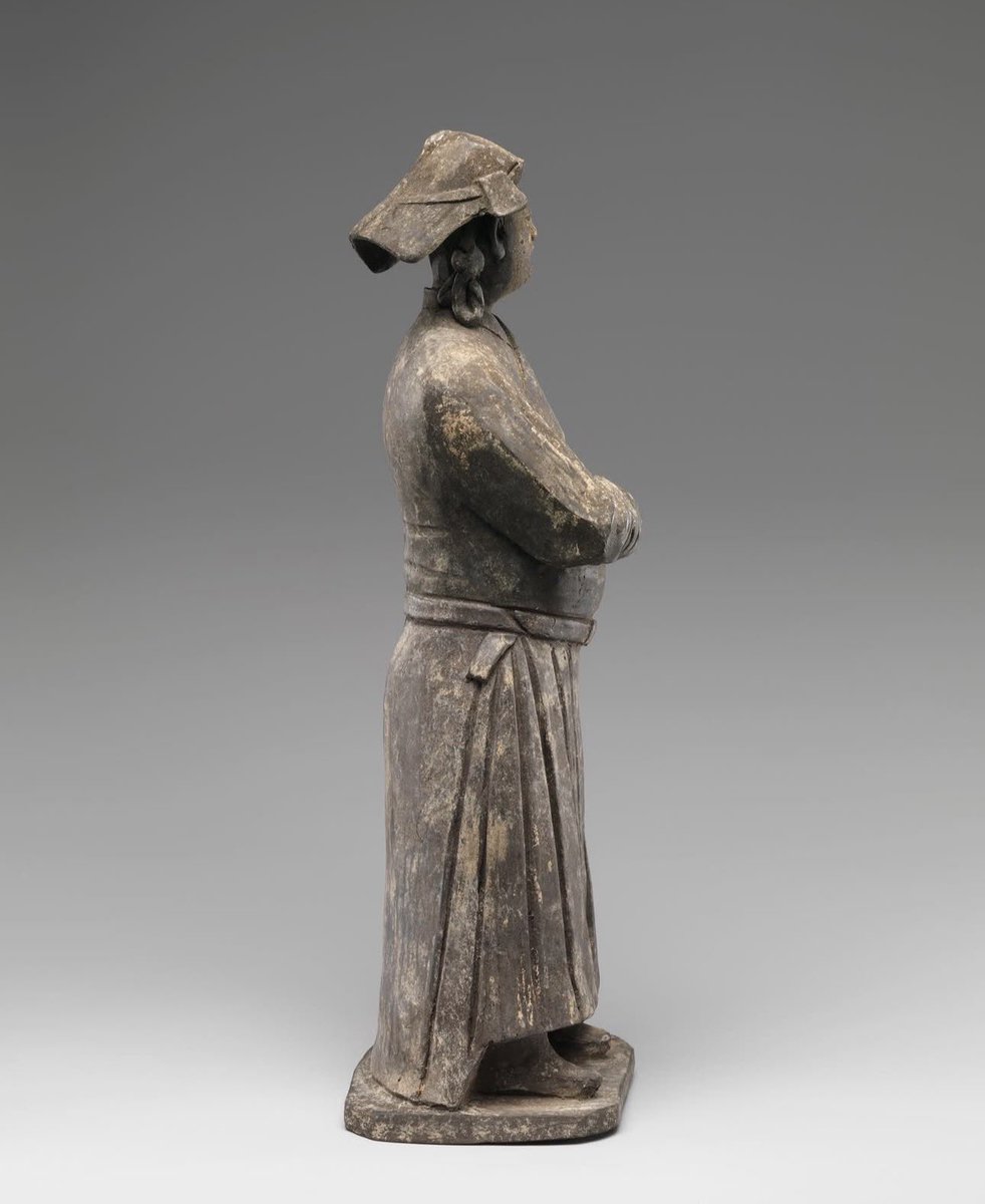 themongolmn's tweet image. 13-р зууны Монголчуудыг анх удаа бодитоор дүрсэлсэн баримал. Хэмжээ нь тийм ч жижиг биш 28.5x 8.2 см хэмжээтэй. 
Өдгөө The Metropolitan Museum of Art, New York музейд хадгалагдаж байна.