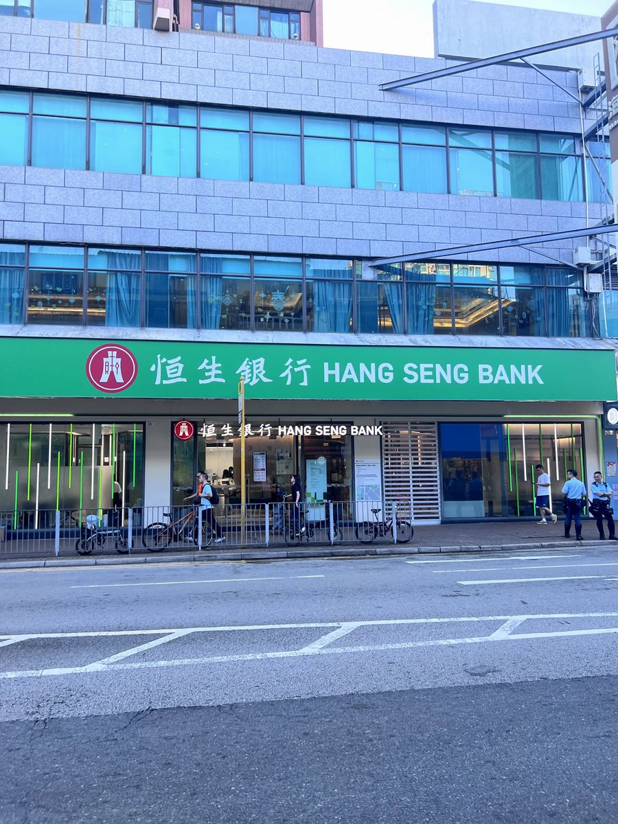 yboker's tweet photo. 能看到这条消息的朋友，很多应该都有港卡或者准备办港卡。我国庆节去了趟香港，花费一个下午时间办下5张港卡：工银亚洲、中银香港、众安银行、天星银行、蚂蚁银行。

结合我的经验简单聊一聊，香港银行分为两类：实体银行和虚拟银行。

实体银行如汇丰、恒生、渣打、中银香港、工银亚洲等，有线下网点和存取款机。实体银行的好处在于功能全，适合大额资金进出。缺点是审查较严，虽然部分支持线上申请，但高权限账户往往需要去线下提交资料，通常包括身份证、通行证、过关小票、地址证明、资产证明等。

虚拟银行如众安、蚂蚁、天星等，没有实体网点，所有操作都在网上进行。虚拟银行的好处在于门槛低，只要肉身在香港境内，手机定位符合要求，提交基础资料：身份证、通行证、过关小票，就能开户。

很多人觉得实体银行风险更低，其实虚拟银行同样受香港金管局监管，也享受存款保障，安全性上和实体银行是一样的。

建议搭配使用，实体卡用于资金中转，虚拟卡用于消费或理财，实体银行风控更严，资金切忌快进快出。

我目前的主力银行是众安银行，可以买港美股，活动很多，可以薅羊毛，现在有个消费返股票的活动，只要用众安visa卡消费就送碎股。

大家可以用我的邀请码注册，会送很多优惠券，我的众安邀请码：SQ83T2