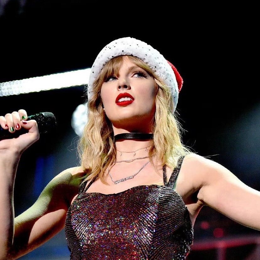 swiftpage13's tweet image. 🇺🇸Taylor Swift&apos;s “Christmas Tree Farm” returned to the US Apple Music Top Song Chart at #187.