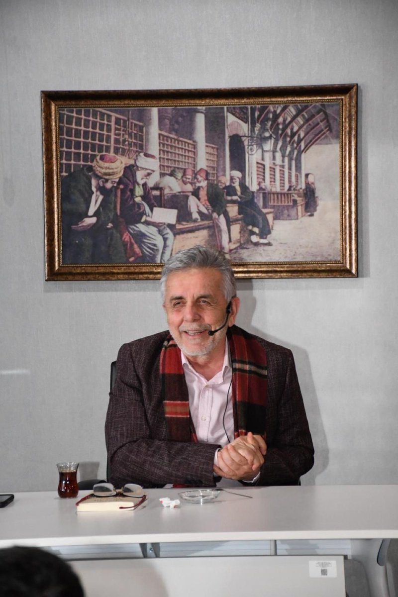 Sonunda bu da oldu. Bir arkadaş buradaki yazdıklarımdan yola çıkıp beni menfaatçilikle, sahte takipçi doldurmakla suçladı. Delili de öyle pek hafife alınacak gibi değildi. Yüz bini aşkın takipçim olduğu halde, attığım tweetlerin az beğeni aldığını öne sürüyordu. İçime dert ettim,