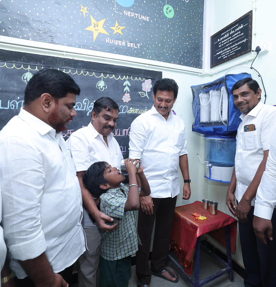 Anbil_Mahesh's tweet image. கழக இளைஞரணிச் செயலாளர்-மாண்புமிகு துணை முதலமைச்சர் @Udhaystalin  அவர்களின் பிறந்தநாளை முன்னிட்டு திருச்சி(தெ) மாவட்டம் மற்றும் திருச்சி(கி) மாநகரக் கழகப் பொறியாளர் அணிகளின் சார்பாக அரசுப் பள்ளிகளுக்கு RO Water இயந்திரம் வழங்கினோம்.

#திருச்சி சௌராஷ்டிரா நகரில் அமைந்துள்ள…
