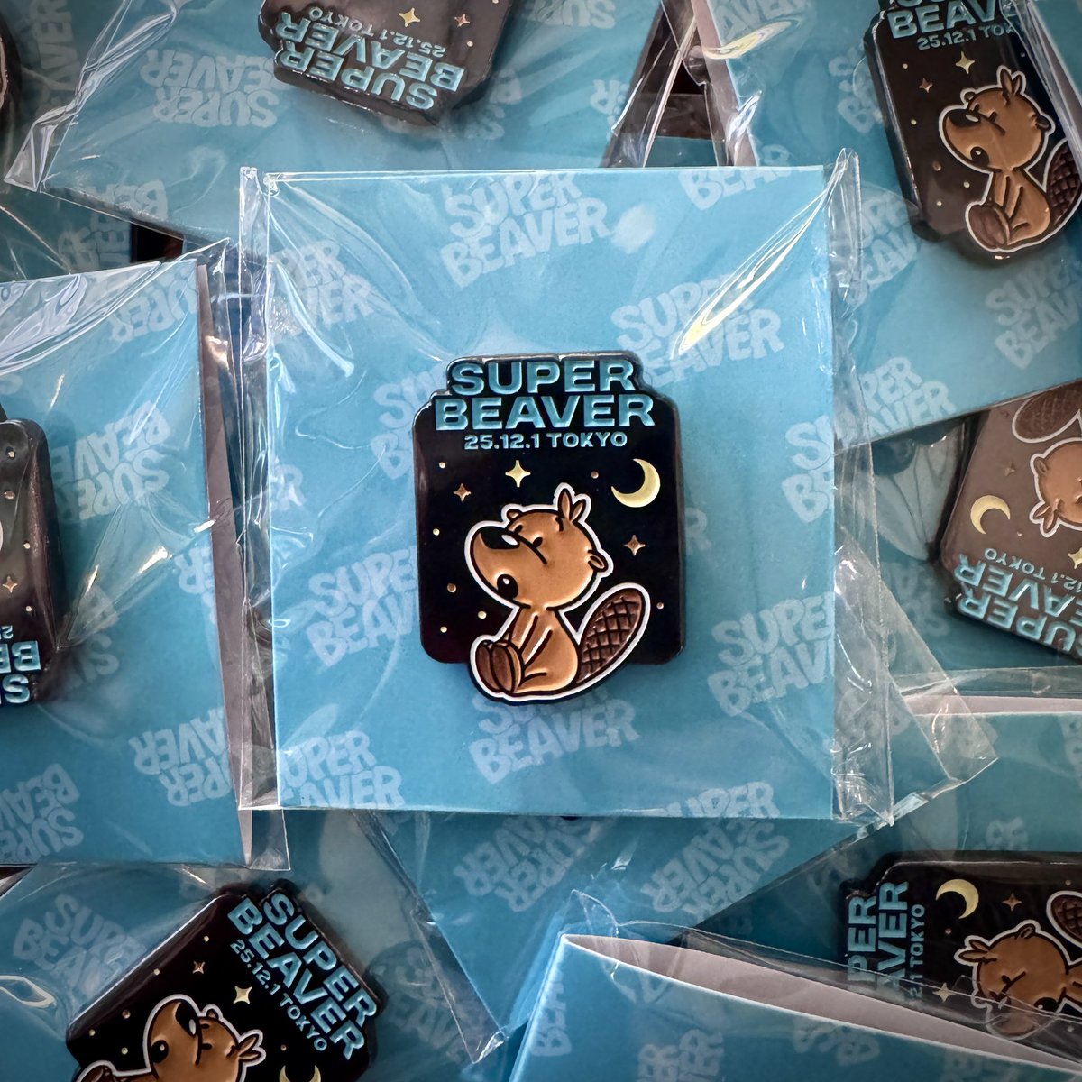 super_beaver's tweet image. 【 本 日！】 

12月1日(月) 東京国際フォーラム

『 #SUPERBEAVER 都会のラクダ TOUR 2025
〜 #ラクダトゥギャザー 〜』

(^•ω•^)〃 {ただいま先行販売中です！
本日限定の日程・会場名入りピンバッジはお1人様2個まで！ぜひゲットして下さいね🦫