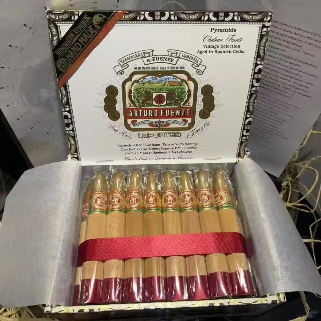 junhao889013's tweet image. 富恩特莊園魚雷25支
品型：金字塔
長度：152mm
環徑：52
濃度：⚫️⚫️⚫️⚪️⚪️
風味: 咖啡、黑巧克力、珍貴木材、泥土、梅子和酸感等風味。

阿圖羅·富恩特莊園富恩特系列採用了厄瓜多爾茄衣以及富恩特家族培育的世界聞名的多米尼加茄芯和茄套。完美的結構保證了抽吸和順暢，雪茄的風味也至始至終保持一致