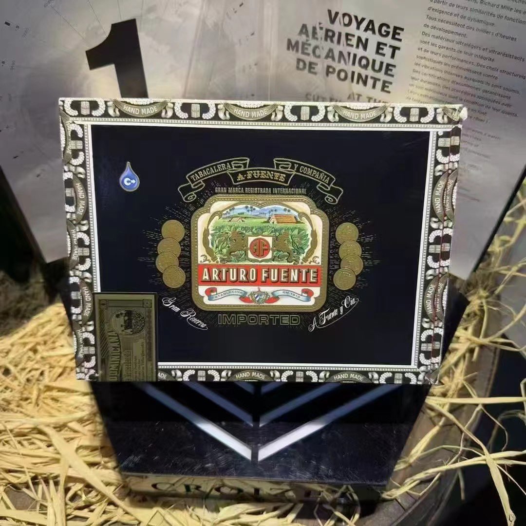 junhao889013's tweet image. 富恩特莊園魚雷25支
品型：金字塔
長度：152mm
環徑：52
濃度：⚫️⚫️⚫️⚪️⚪️
風味: 咖啡、黑巧克力、珍貴木材、泥土、梅子和酸感等風味。

阿圖羅·富恩特莊園富恩特系列採用了厄瓜多爾茄衣以及富恩特家族培育的世界聞名的多米尼加茄芯和茄套。完美的結構保證了抽吸和順暢，雪茄的風味也至始至終保持一致