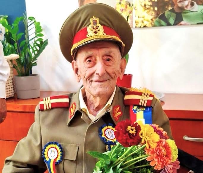 NicusorDanRO's tweet photo. Cu prilejul Zilei Naționale a României, l-am decorat pe veteranul de război, colonel (r.) Ion Vasile Banu, cu Ordinul Virtutea Militară în grad de Cavaler.

La 107 ani, domnul Ion Vasile Banu reprezintă esența a ceea ce înseamnă dragostea de țară: un om care, la doar 21 de ani, a intrat în Armata României și a luptat cu dăruire pentru eliberarea Basarabiei în 1941 și pe frontul de la Cotul Donului în 1942. Curajul, sacrificiul și demnitatea cu care și-a servit patria sunt lecții care ne obligă să ne plecăm cu respect în fața sa.

Distincția pe care i-am conferit-o este un gest de recunoaștere pentru serviciile sale militare excepționale din timpul celui de-Al Doilea Război Mondial, dar și pentru implicarea sa neobosită în viața comunității după încheierea conflictului.
Suntem și vom rămâne datori să îi cinstim pe cei care au apărat cu prețul vieții idealurile noastre de libertate. Datorită lor trăim astăzi într-o Românie liberă, demnă, democratică și europeană.

În acest an, aceasta este singura decorație conferită cu prilejul zilei de 1 Decembrie, un gest simbolic, prin care aducem un omagiu întregii generații de eroi care au scris cu sângele lor destinul țării noastre.

La mulți ani, România🇷🇴!
La mulți ani, români de pretutindeni🇷🇴!