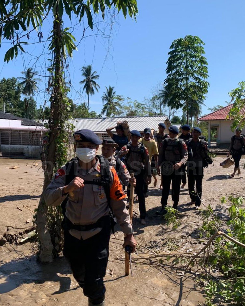 Personel Brimob Polda Aceh menembus banjir ekstrem yang memutus akses dua desa di Meureudu, Pidie Jaya, Sabtu (29/11). Para personel Brimob berjalan kaki selama dua jam melalui jalur berisiko tinggi, mereka menyalurkan logistik dan mengevakuasi seorang lansia yang sakit dari