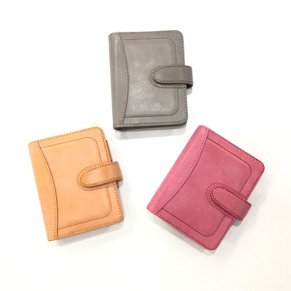 システム手帳の「ロロマホック」が入荷しました。

丸くて優しいフォルムが特徴のホックベルトタイプの手帳です。

コーラルとアージェント、
新色のイエローで全3色です。

聖書サイズ(リング24㎜)   税込29,700円
ポケットサイズ(リング20㎜)  税込24,200円
mini5サイズ(リング16㎜) 税込20,900円