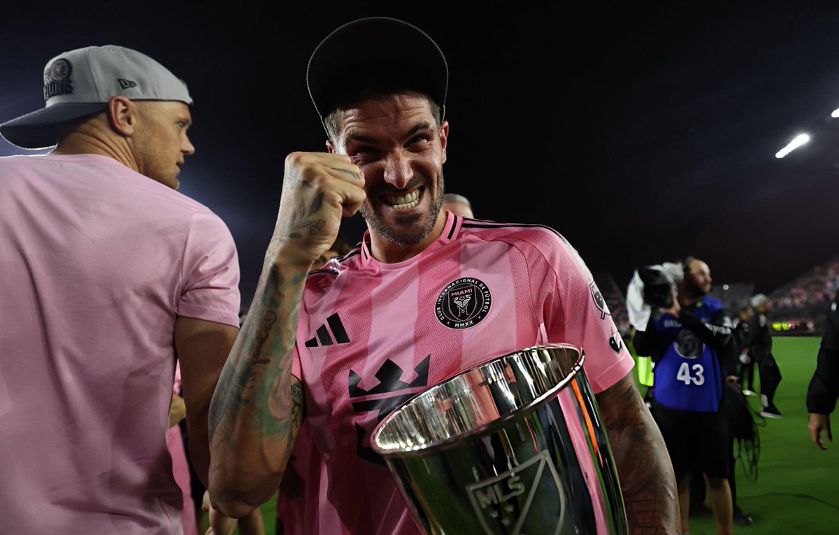 TouchlineX's tweet image. 🚨 𝗗𝗜𝗗 𝗬𝗢𝗨 𝗞𝗡𝗢𝗪: The MLS Eastern Conference trophy is Rodrigo De Paul&apos;s first club title of his career.