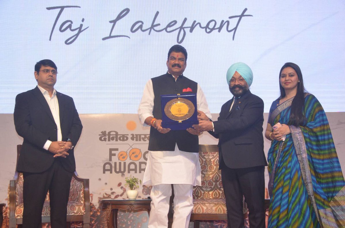 कल शाम कुशाभाऊ कन्वेंशन सेंटर (मिंटो हॉल) में दैनिक भास्कर द्वारा आयोजित फूड अवॉर्ड  में शामिल होकर भोपाल के प्रतिष्ठित होटल एवं रेस्टोरेंट संचालकों को पुरस्कृत किया। इस अवसर पर दैनिक भास्कर भोपाल के यूनिट हेड अभिक सुर  भास्कर ग्रुप की टीम मौजूद रही।

<a href="/DainikBhaskar/">Dainik Bhaskar</a>