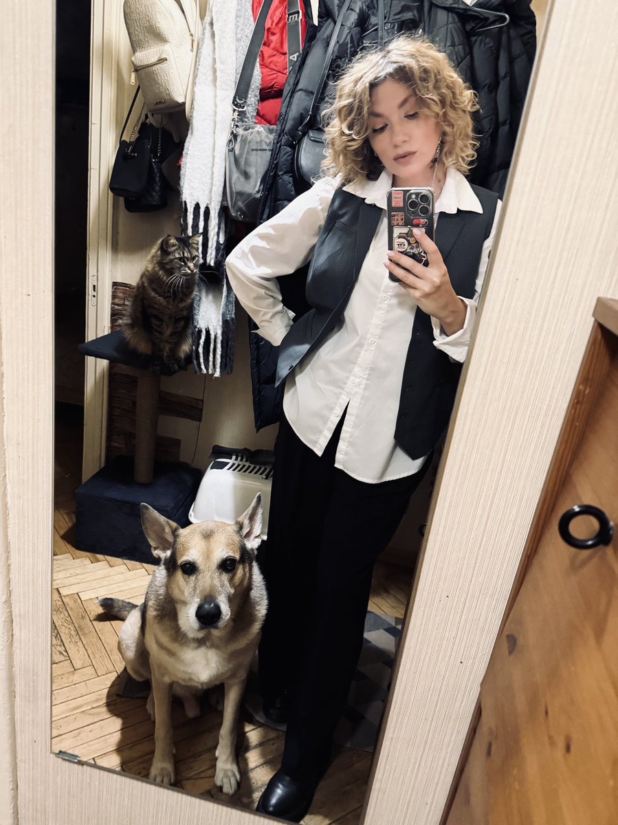 Сегодня, ребята, первый день зимы! Сомнительно, но окей. А еще у нас день Антарктиды, день белой козы, всероссийский день хоккея, международный день невролога, всемирный день борьбы со СПИДом, день подолога, день без искусства и международный день вина «Маратефтико». Доброе утро!