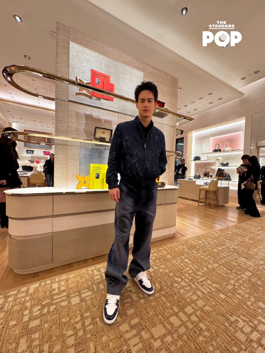 TheStandardPOP's tweet image. อีกหนึ่งแขกในวันนี้คือ ไอซ์ พาริส ที่งานเปิดร้าน Louis Vuitton Siam Paragon ที่ปิดปรับปรุงไปนานหลายเดือน
.
#IcePariss 
#LouisVuitton 
#TheStandardPop