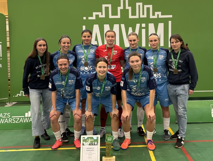 UniWarszawski's tweet photo. Futsalistki @PasjaAZS UW zdobyły złoty medal podczas Akademickich Mistrzostw Warszawy i Mazowsza. 
W finale zawodniczki #UW pokonały @WAT_edu 4⃣:0⃣. Gratulujemy! 👏 https://t.co/ck535KMY2q