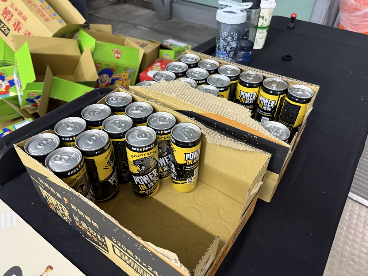 yusukeMimura's tweet image. 会場で無料でハリセンが配られてるのはわかりますが…エナジードリンクも缶が無料配布🥫
危なくないかなと思うけど、投げる人がいないってことですかね🤔