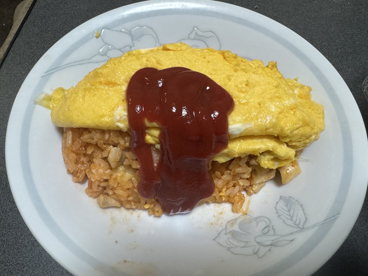 本日の料理半熟卵のオムライスなかなか良きやね〜