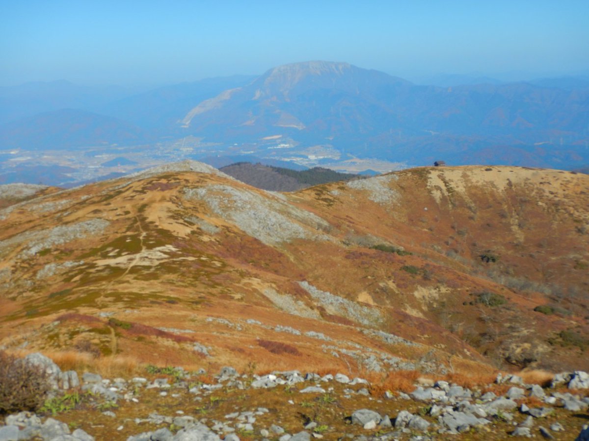 kerela9ma's tweet photo. 霊仙山。カルスト地形特有の荒々しくも美しい稜線、山頂部では360°の大パノラマ✨️とても1000mとは思えない、何これ絶景すぎる、でした。 https://t.co/PgCKj8vppM