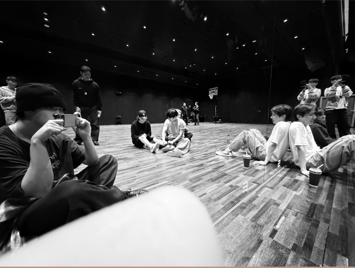 _kim_mi_yong's tweet image. працюють, танцюю, а Чонгук ще й знімає😌😋