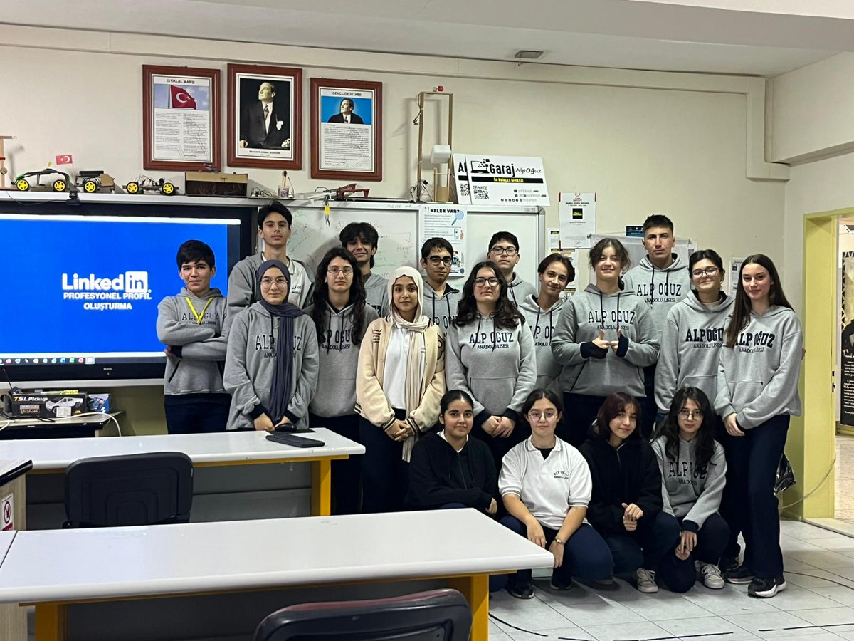 Garaj'da 35 Dakika nasıl geçti anlamadık. LinkedIn Atölyesinin tadından yenmedi:) 17 liseli girişimci için sosyal medyanın bir iki platformdan ibaret olmadığı anlaşıldı.

garajalpoguz.com/2025/12/01/gar…