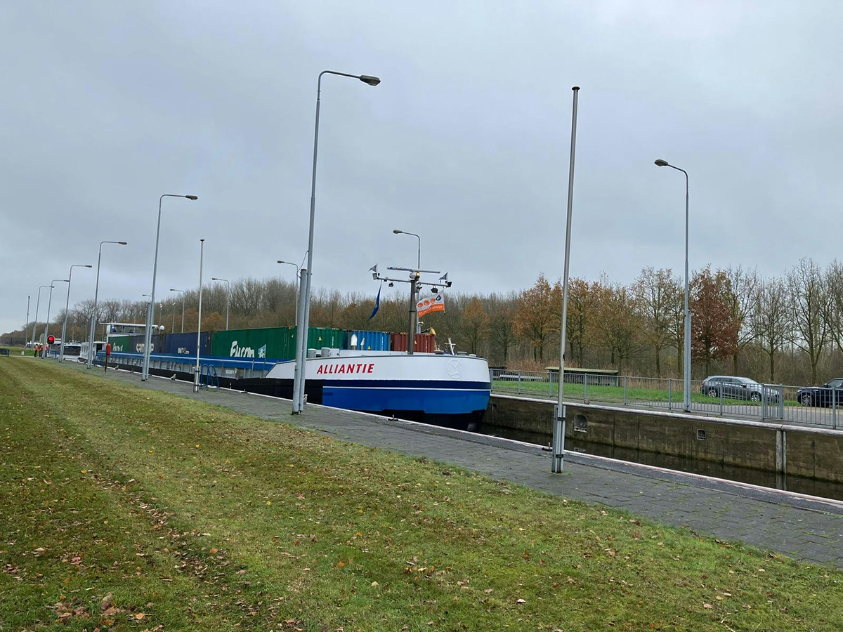 Sluis Schijndel gestremd na aanvaring binnenvaartschip