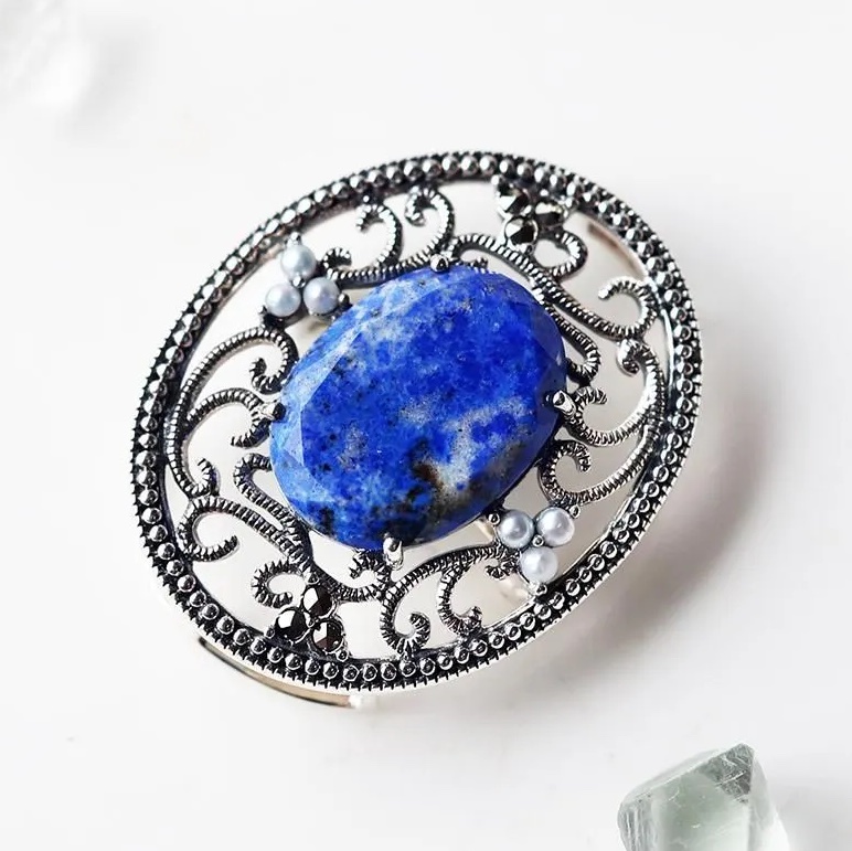 ブローチ　白兎　夕暮れ海　レジン