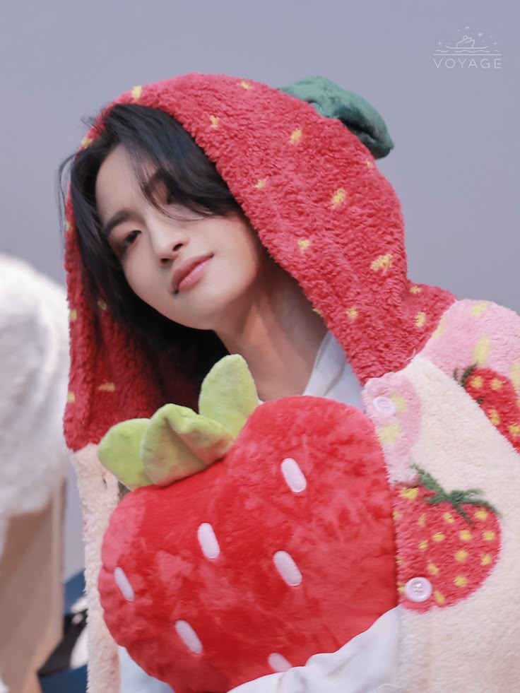 hwallazziaa's tweet image. Seonghwa with strawberries is the cutest thing ever 🥹🍓