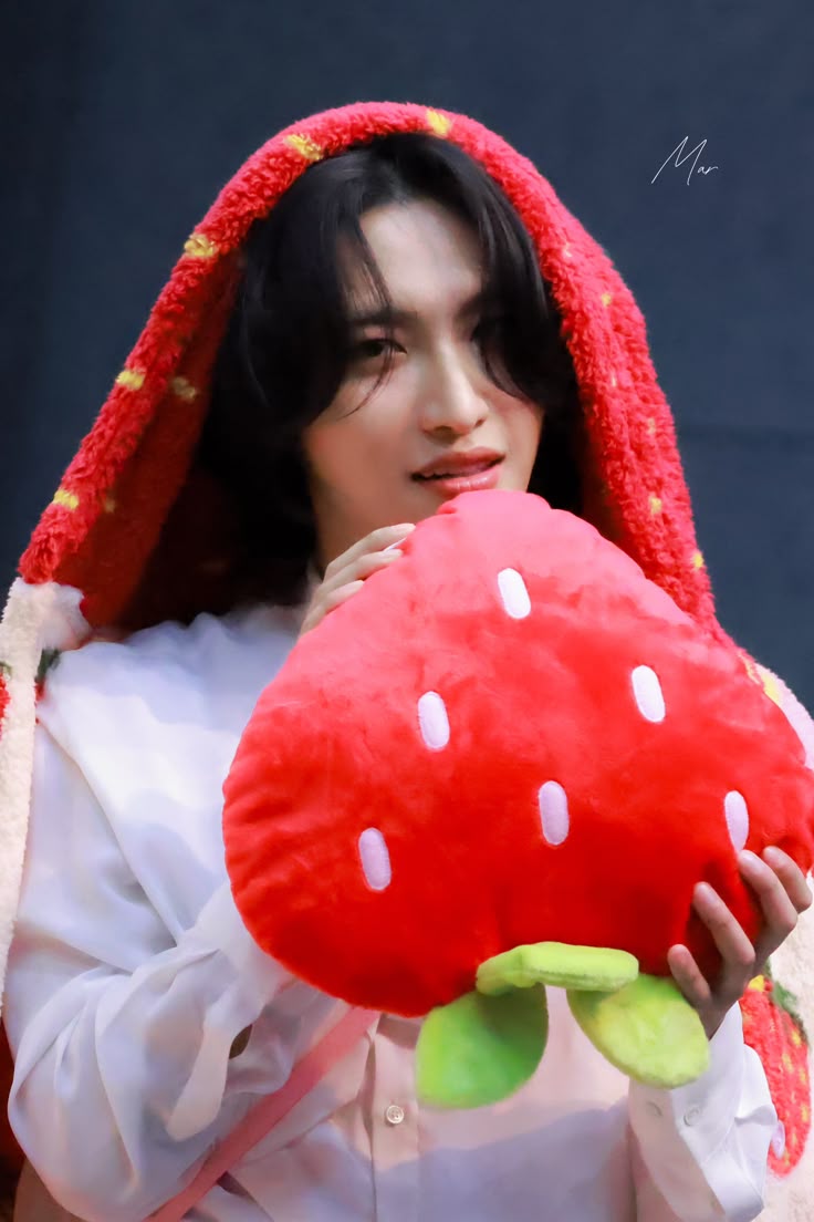 hwallazziaa's tweet image. Seonghwa with strawberries is the cutest thing ever 🥹🍓